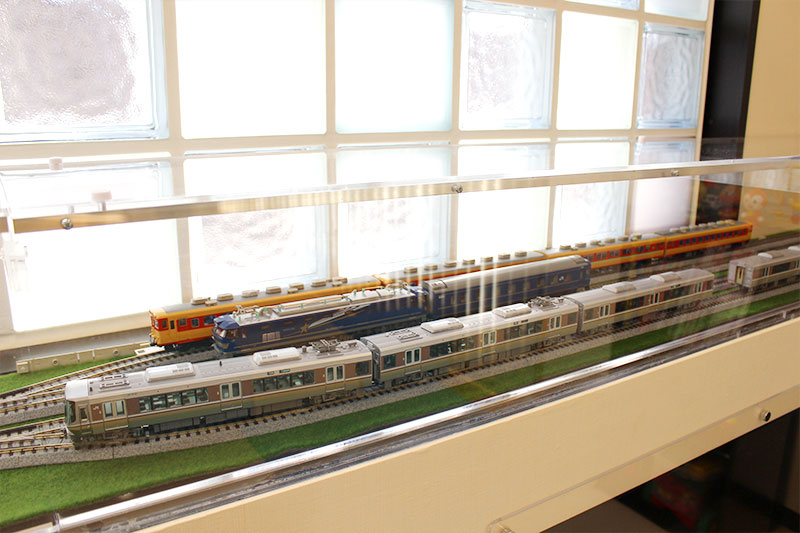 待合室③ 電車が走ります。